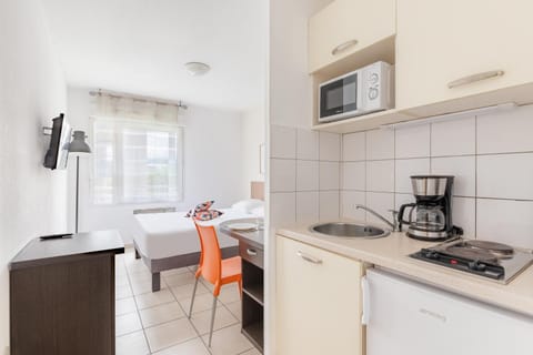 Bed, TV and multimedia, Coffee/tea facilities, Kitchen or kitchenette, microwave, stove