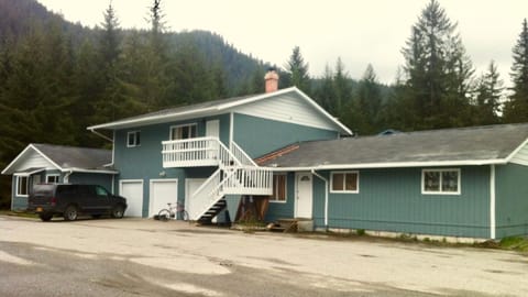 Rainbow Row - Two Private Units in Complex, near Mendenhall Glacier, Trails, and Conveniences! Haus in Mendenhall Valley