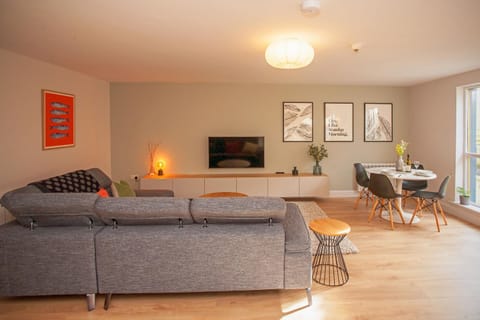 TV and multimedia, Living room, Seating area, Dining area, internet