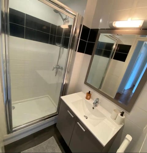 Appartement spacieux avec balcon et parking Apartment in Brest