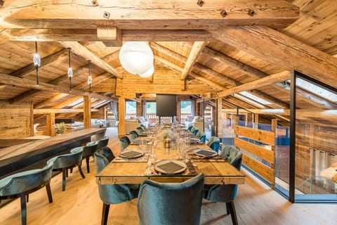 Le Lodge Rodzina, Luxueux chalet familial entièrement rénové avec Jacuzzi et Vue par LLA Selections Chalet in Manigod
