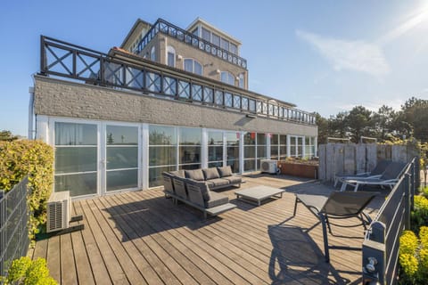 Property building, Balcony/Terrace, Seating area, sunbed