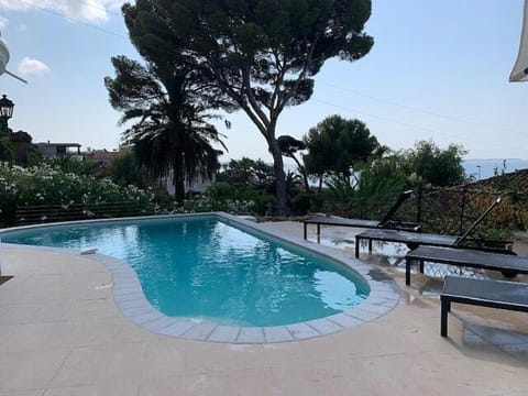 Croisette immo Villa 5 Chambres Bord de Mer Cannes Chalet in Cannes