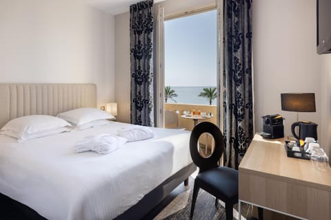 Bed, View (from property/room), Balcony/Terrace, Photo of the whole room, Bedroom, Sea view