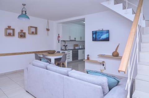 Sunrise House- 4 bedroom house with amazing sunrise over the sea 10 guests Casa in Vila Franca do Campo