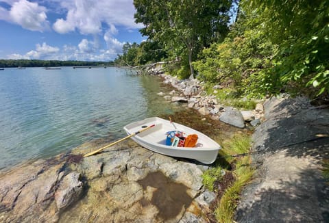 Lucky Stone Retreat - private beach & Acadia view Casa in Sullivan