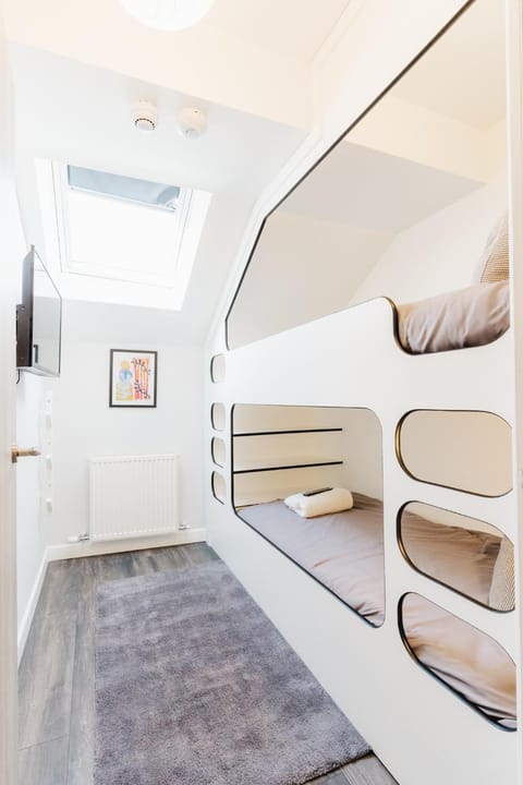 Bedroom, bunk bed