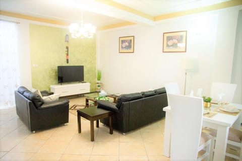 ABT Apartments Bonapriso-7Mins From Airport Condominio in Douala