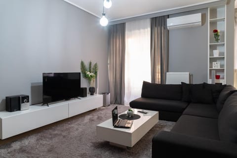 TV and multimedia, Living room, Seating area, Evening entertainment, air conditioner