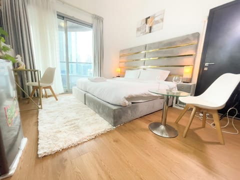 Luxury Room with Marina view close to JBR Beach and Metro with Shared Kitchen Vacation rental in Dubai