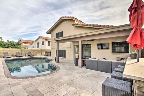 Glendale Desert Oasis with Pool and Golf Course Views House in Glendale