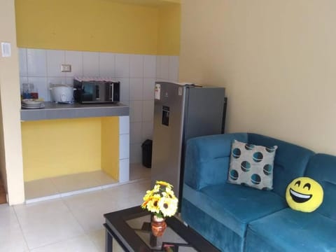 Kitchen or kitchenette, Living room, Seating area, minibar, stove