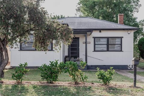 Live in the Heart of Mudgee at Fairbairn Cottage Apartment in Mudgee