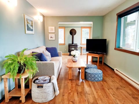 3mins to Town, AC & Barrel Sauna, Self Check-in, Pet Family Friendly, Full Kitchen, Sleeps 10 Condo in Columbia-Shuswap A