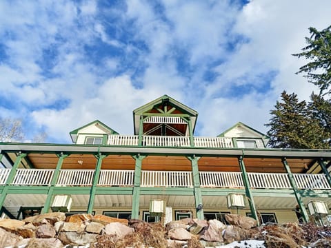 3mins to Town, AC & Barrel Sauna, Self Check-in, Pet Family Friendly, Full Kitchen, Sleeps 10 Condominio in Columbia-Shuswap A