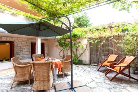 Patio, Facade/entrance, BBQ facilities, Garden view