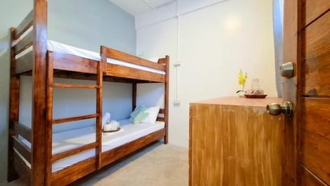 Bed, Photo of the whole room, Bedroom, bunk bed, towels