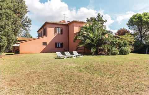 Stunning home in Rosignano Marittimo LI with 4 Bedrooms and WiFi Casa in Rosignano Solvay