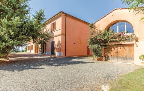 Stunning home in Rosignano Marittimo LI with 4 Bedrooms and WiFi Casa in Rosignano Solvay