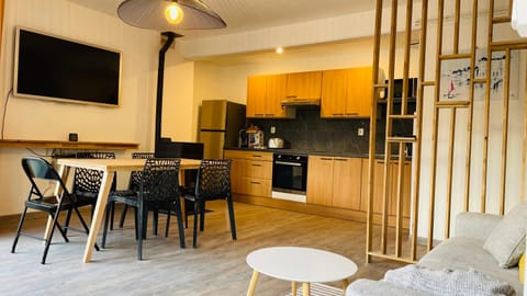 Kitchen or kitchenette, Dining area