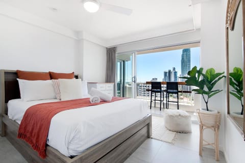 Awesome beach and river views 3 bedrooms adobe Condo in Surfers Paradise