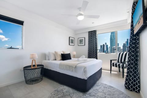 Awesome beach and river views 3 bedrooms adobe Condo in Surfers Paradise