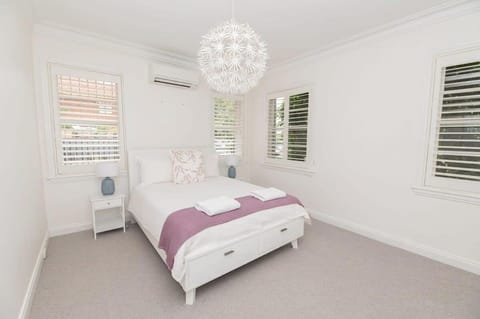 Benview Cottage, 3 Large Living Areas, Sleeps 8, CBD House in Orange