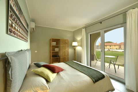 Bed, Balcony/Terrace, Photo of the whole room, Bedroom, Garden view