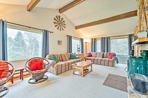 Family Winter Retreat with Hot Tub 14 Mi to Slopes! Maison in Whitingham