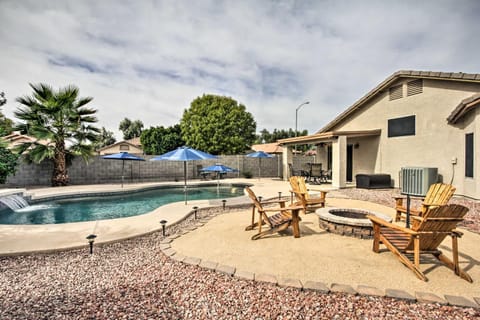 Sunny Peoria Home with Private Pool and Fire Pit! Casa in Glendale