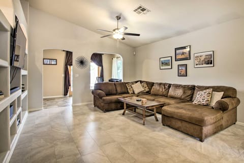 Sunny Peoria Home with Private Pool and Fire Pit! Haus in Glendale