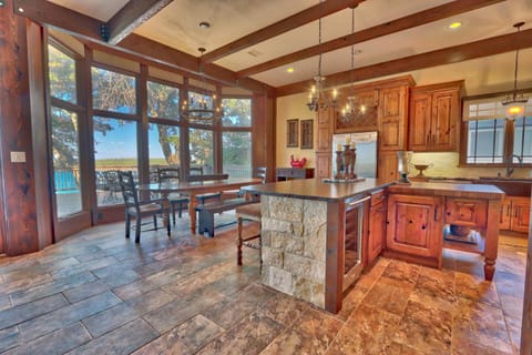 Lakeshore Luxe Maison in Canyon Lake
