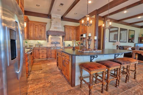 Lakeshore Luxe House in Canyon Lake