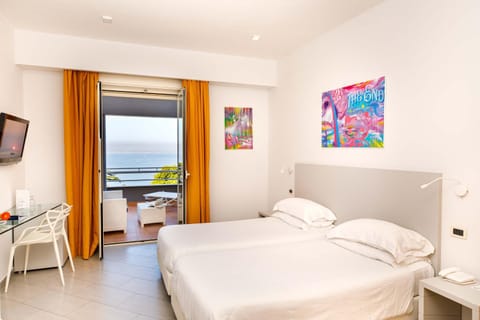 Photo of the whole room, Bedroom, Sea view