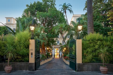 Property building, Facade/entrance, Garden