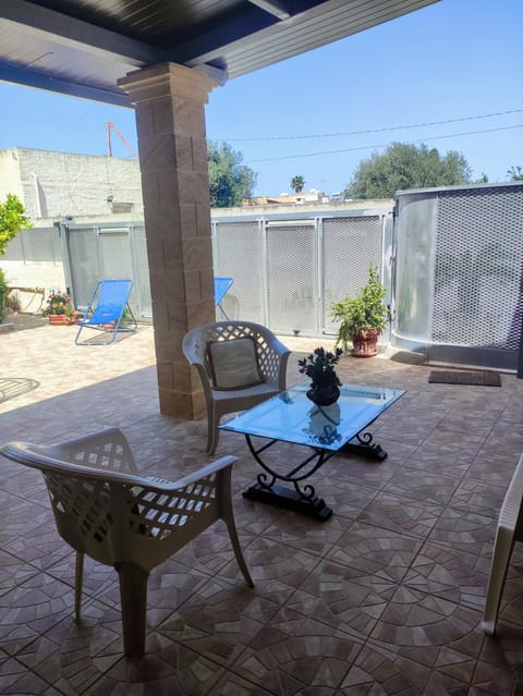 Patio, View (from property/room), Living room, Seating area