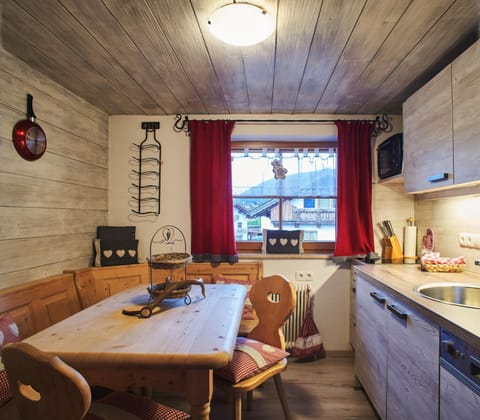Kitchen or kitchenette, Decorative detail, Dining area