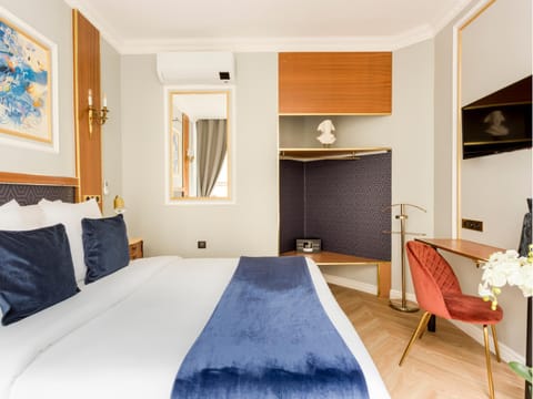 Bed, TV and multimedia, Photo of the whole room, Bedroom