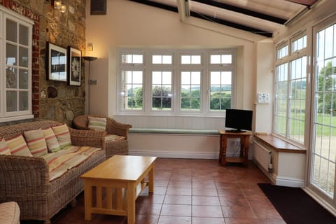 The Island Holiday Company-Rookley Farm Lodge - Pet friendly House in Godshill