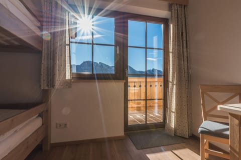 View (from property/room), Balcony/Terrace, Bedroom, Mountain view