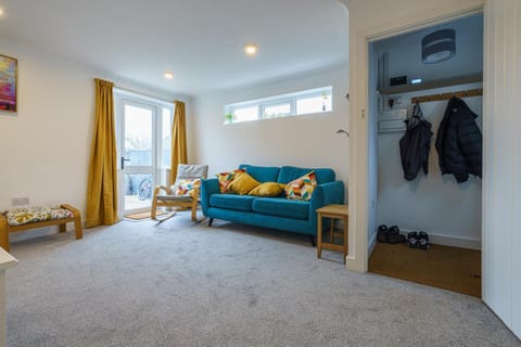 Private deck with newly refurbished flat attached! Condo in Cirencester