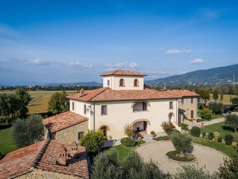 Immersed in a wide Italian-style meadow with a breathtaking view on the countrys House in Arezzo