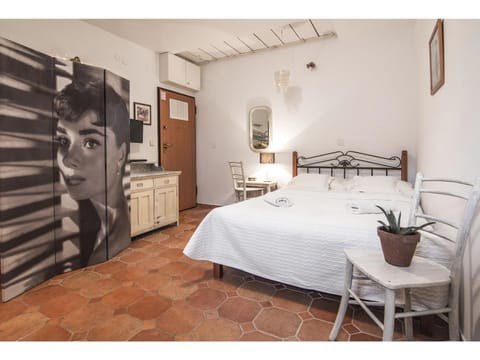 Bed, Seating area
