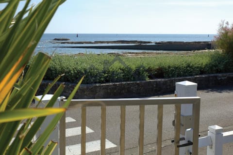 LocaLise - Maison E2 au Guilvinec - A 20m de la mer avec jardin et piscine - Tout à pied, plage, port, centre commerces, marché - Wifi inclus - Vue mer de la chambre - Animaux bienvenus - Linge de lit inclus House in Finistere