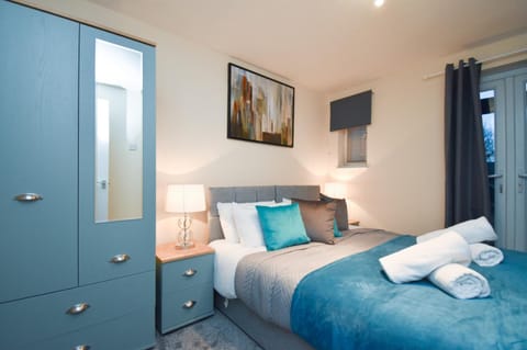 Silicon Court -Milton Keynes -4 bedroom Sleeps 7 House in Aylesbury Vale