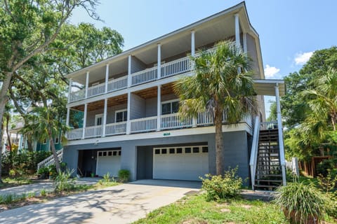 New Listing -114A W Hudson Ave - Open Layout - Close to Everything House in Folly Beach