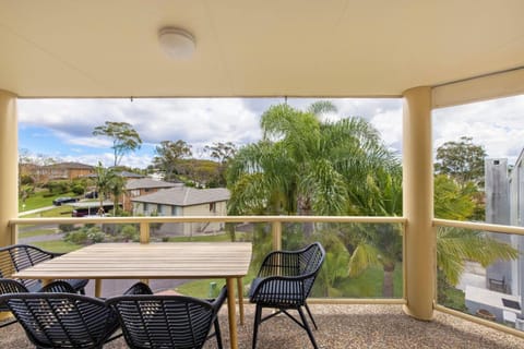 pet friendly - Views- Meters to the Beach & Anchorage Port Stephens House in Corlette