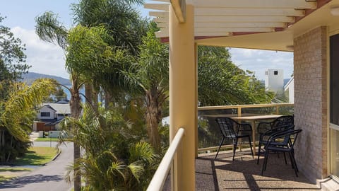 pet friendly - Views- Meters to the Beach & Anchorage Port Stephens House in Corlette