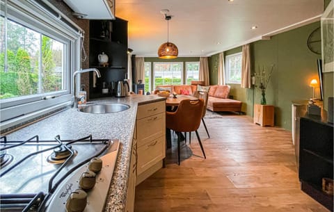 Amazing stacaravan In Beekbergen With Kitchen Campeggio /
resort per camper in Hoenderloo