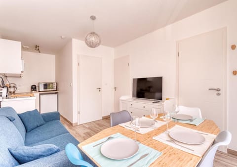 TV and multimedia, Kitchen or kitchenette, Living room, Seating area